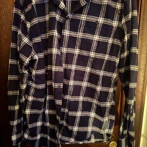 Aéropostale Women's Navy and White Plaid Button-Up Flannel Shirt